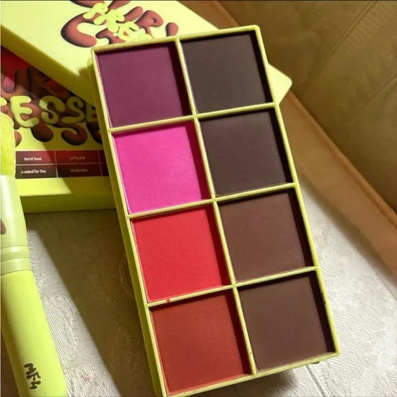 Made by Mitchell Curve Case Pressed Palette & Brush Medium Deep Eyes Blush BNIB